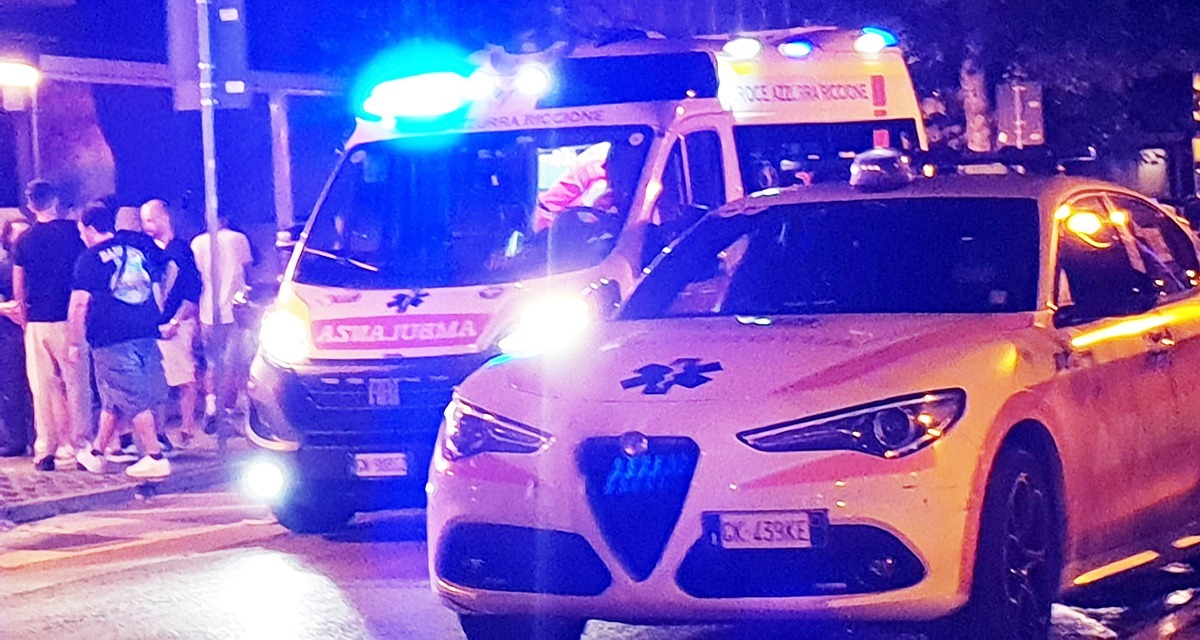 Notte di violenza a Rivazzurra di Rimini, rissa tra gruppi finisce nel sangue: due feriti, uno grave -