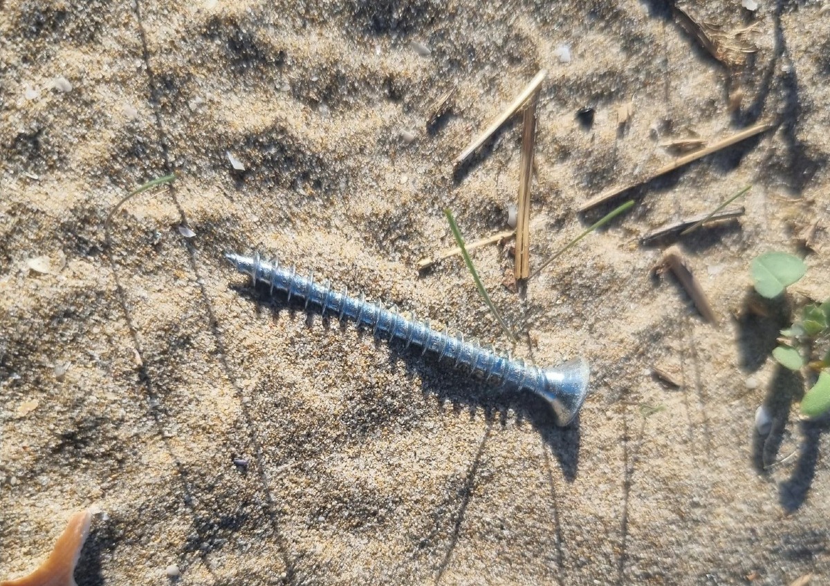 Rifiuti metallici ritrovati a Miramare dopo gli eventi estivi -