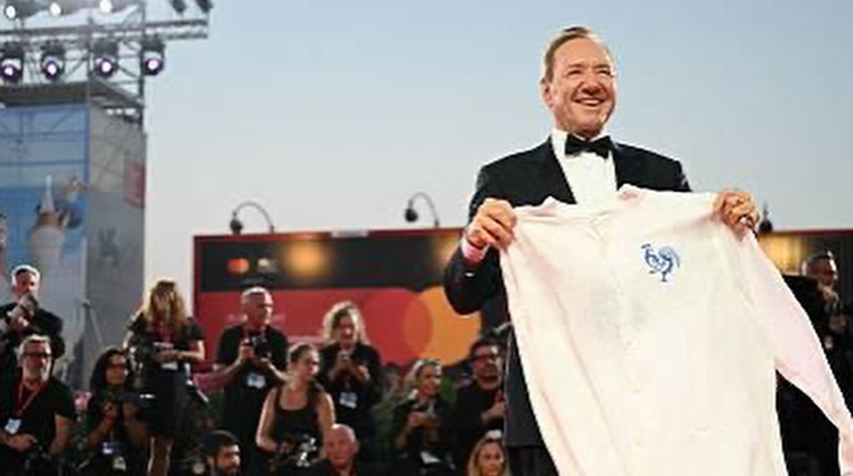 Kevin Spacey amico della Romagna: a Venezia sventola il gallo di Santarcangelo - Kevin Spacey (foto Daniele Venturelli)