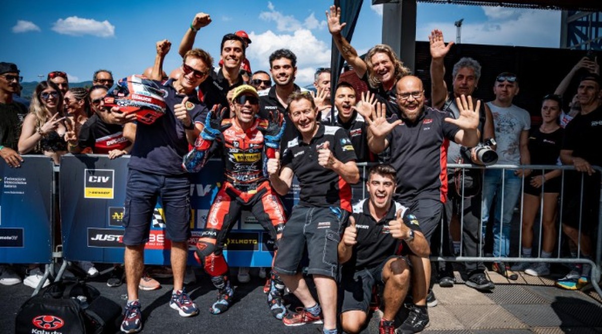 Motociclismo, CIV a Imola: in Superbike nuova sfida Delbianco-Pirro - Pirro dopo una vittoria