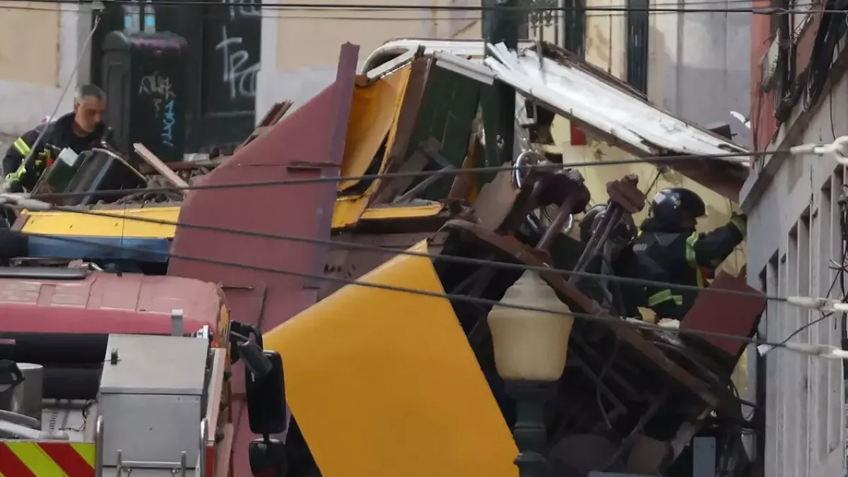Funicolare di Lisbona, nuovo bilancio: 17 morti e 21 feriti - © Ansa
