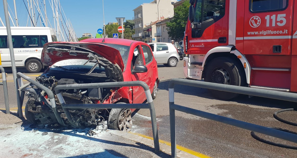 Rimini, auto si schianta e prende fuoco alla rotonda: famiglia salva per miracolo -