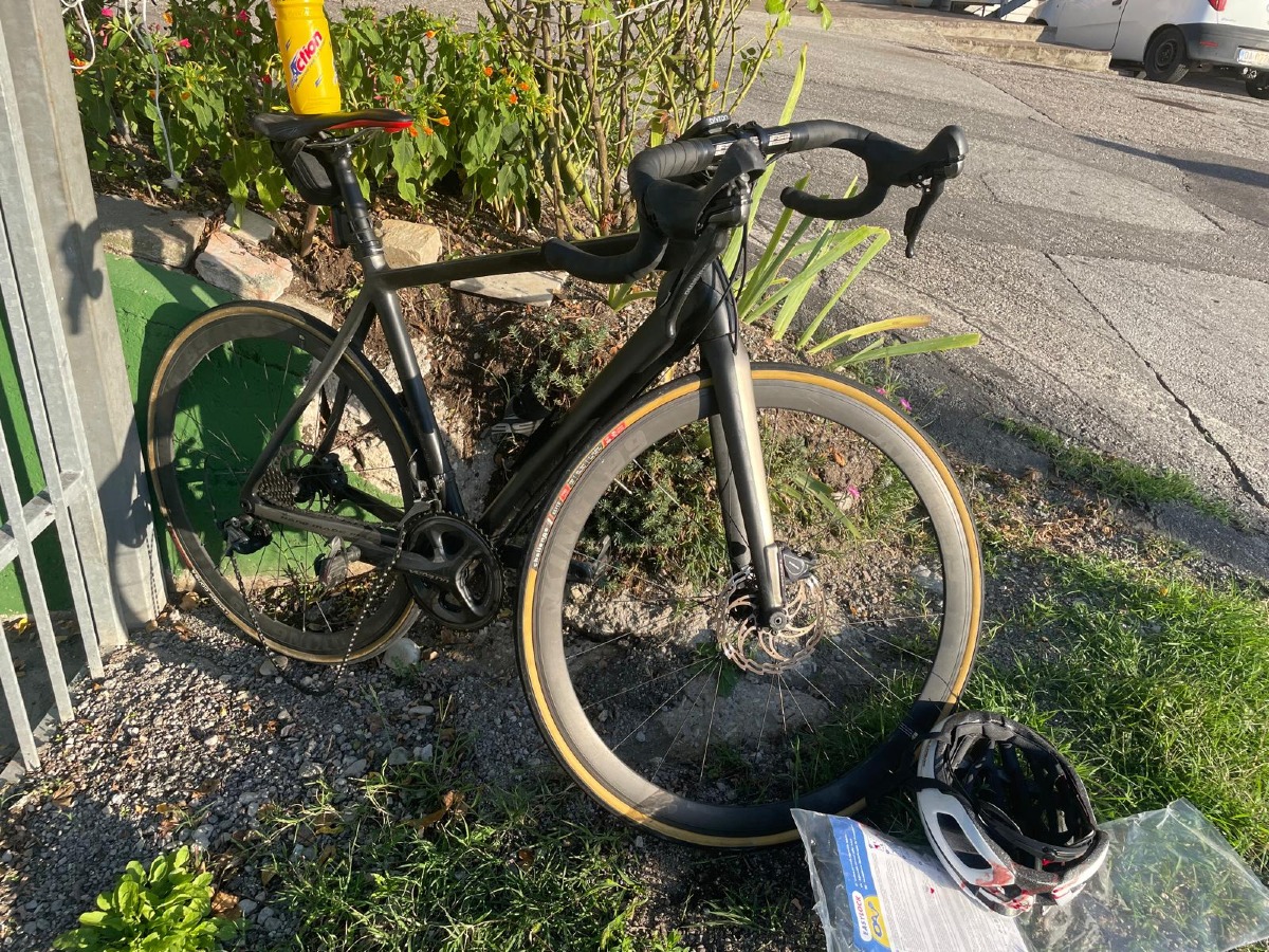 Travolge un ciclista sulla Marecchiese e fugge: 66enne trasportato in ospedale con l'elisoccorso - La bicicletta del 66enne