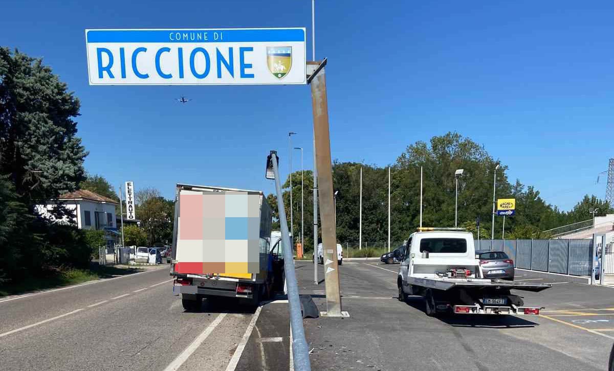 Palo abbattuto da camion, due incidenti in mattinata sulla Statale 16 tra Misano e Riccione - Il secondo incidente