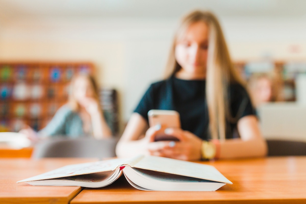 Stop ai cellulari in aula: sanzioni graduali fino alla sospensione -