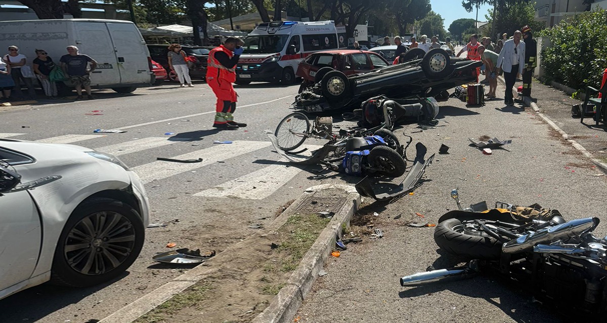 Auto fuori controllo travolge moto e bici a Cesenatico: 5 feriti e 11 mezzi coinvolti - Il luogo d'incidente