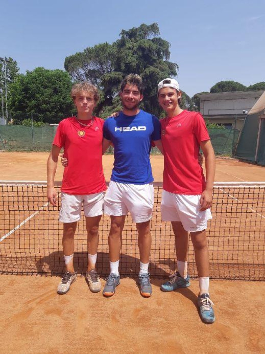 Tennis, Open al Cicconetti: in finale Ravaioli e Filippi - La squadra U18 del Forum di due anni fa, Nicola Ravaioli e Tommaso Filippi con il capitano Sasha Marinoni