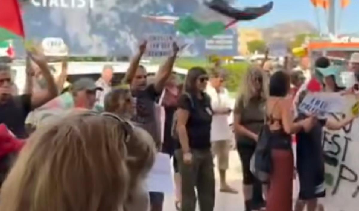 Militari israeliani in vacanza in Sardegna e nelle Marche, è polemica: considerati “obiettivi sensibili” - Sit in all'aeroporto di Olbia, un fermo immagine © la Repubblica