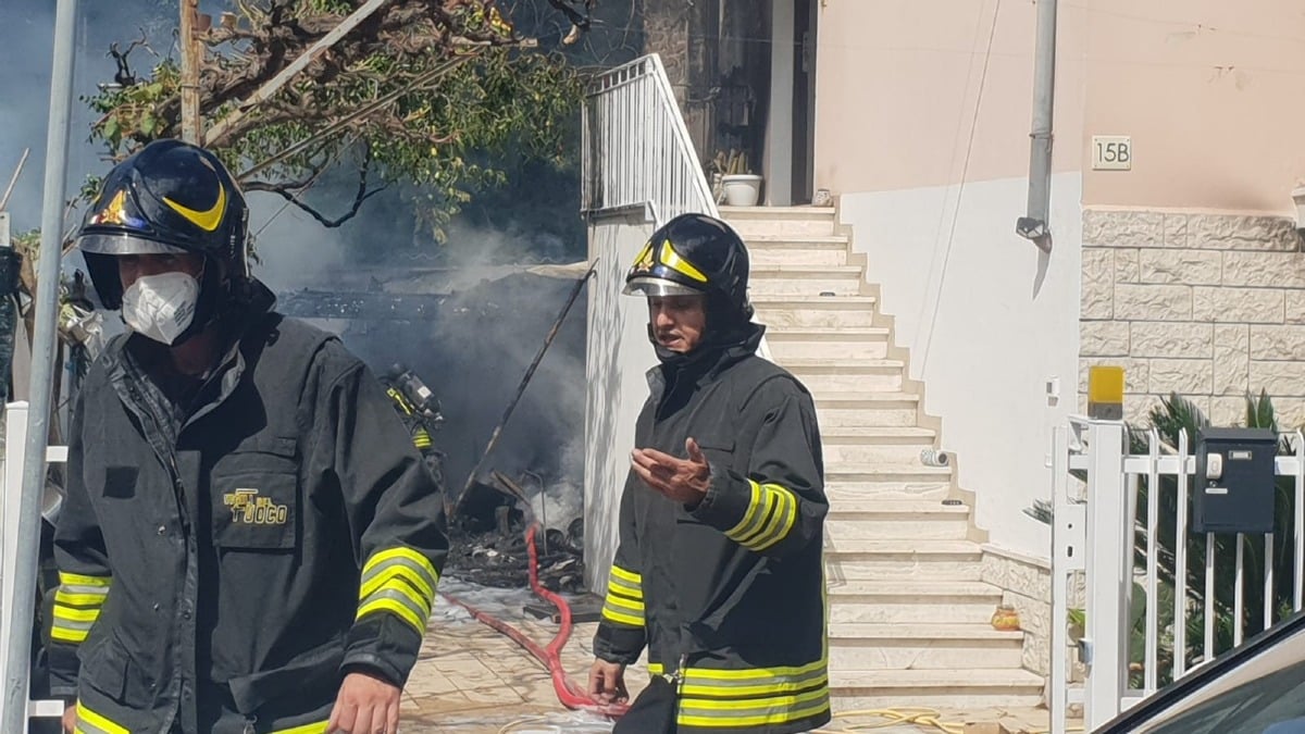 Incendio a Viserba di Rimini: esplosioni e fiamme in un’abitazione - I Vigili del Fuoco in azione
