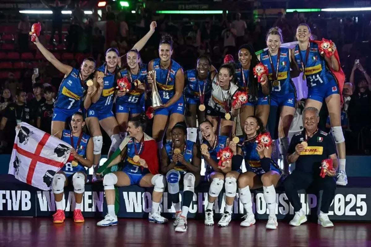 Per le Azzurre del volley rientro da star - © Ansa/Afp