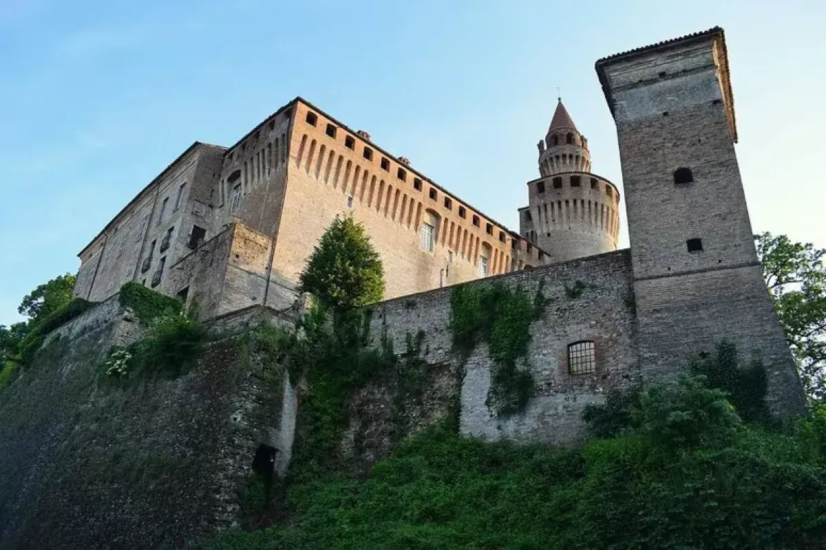 Il ritorno a casa di Armani - Il borgo di Rivalta