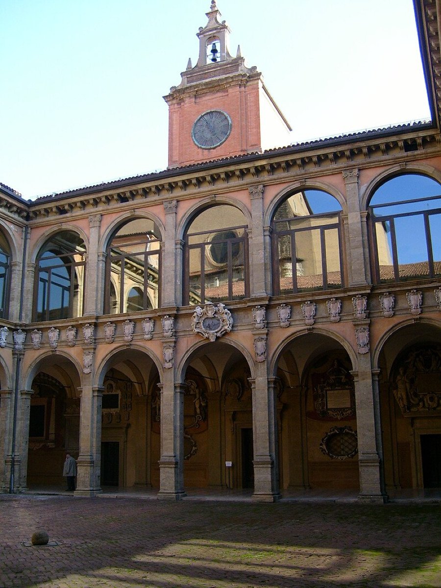 A Bologna c'è un edificio incredibile: il palazzo che custodisce segreti di scienza e simboli nascosti - Foto: Luca Borghi/Wikipedia