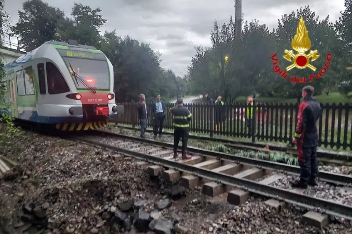 Maltempo, frana all’Elba e voragine in Lombardia: sfiorata la tragedia - In Lombardia treno fermato a pochi metri da una voragine