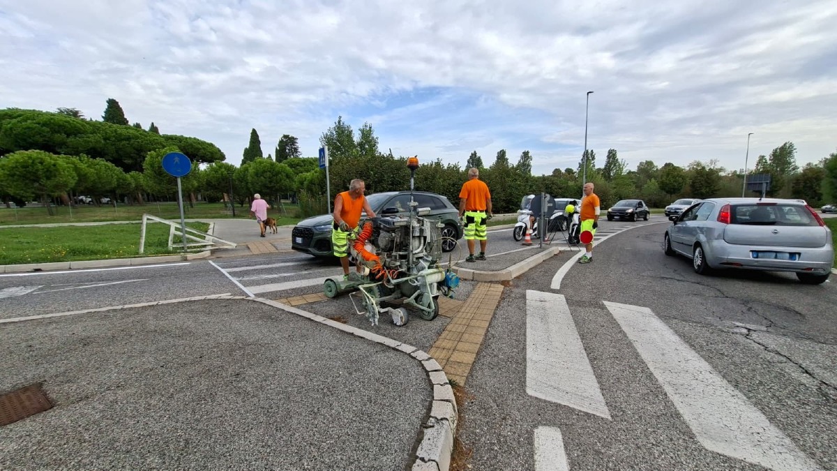 A Riccione maxi piano per rifare la segnaletica orizzontale delle strade - Lavori in viale Einaudi