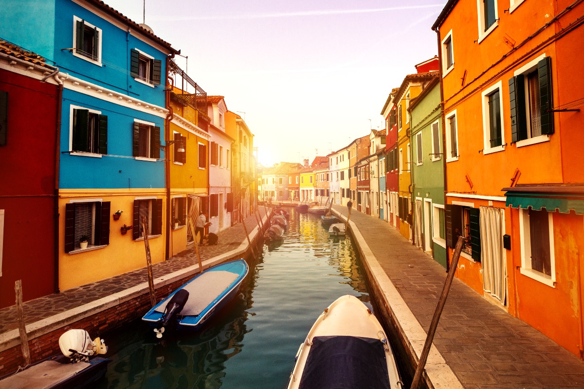 Turisti ebrei aggrediti a Venezia: insulti, schiaffi e un cane aizzato contro di loro -