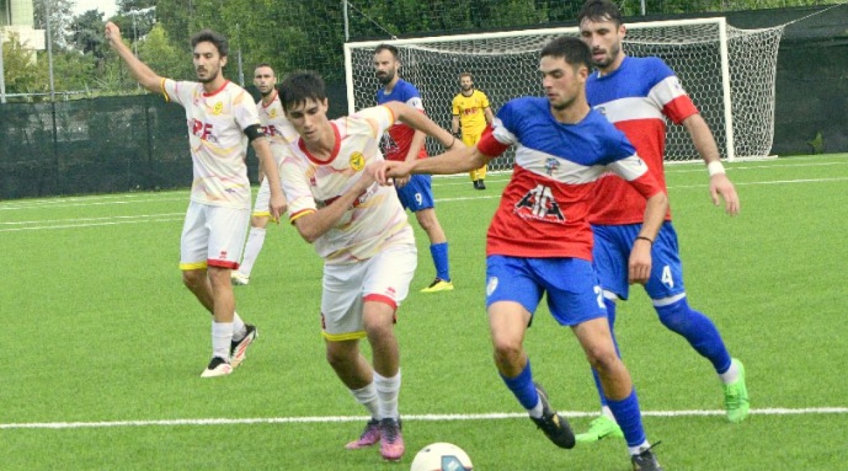 Calcio Promozione, Gabicce Gradara: al debutto casalingo c'è il Vismara - Il difensore Semprini in azione