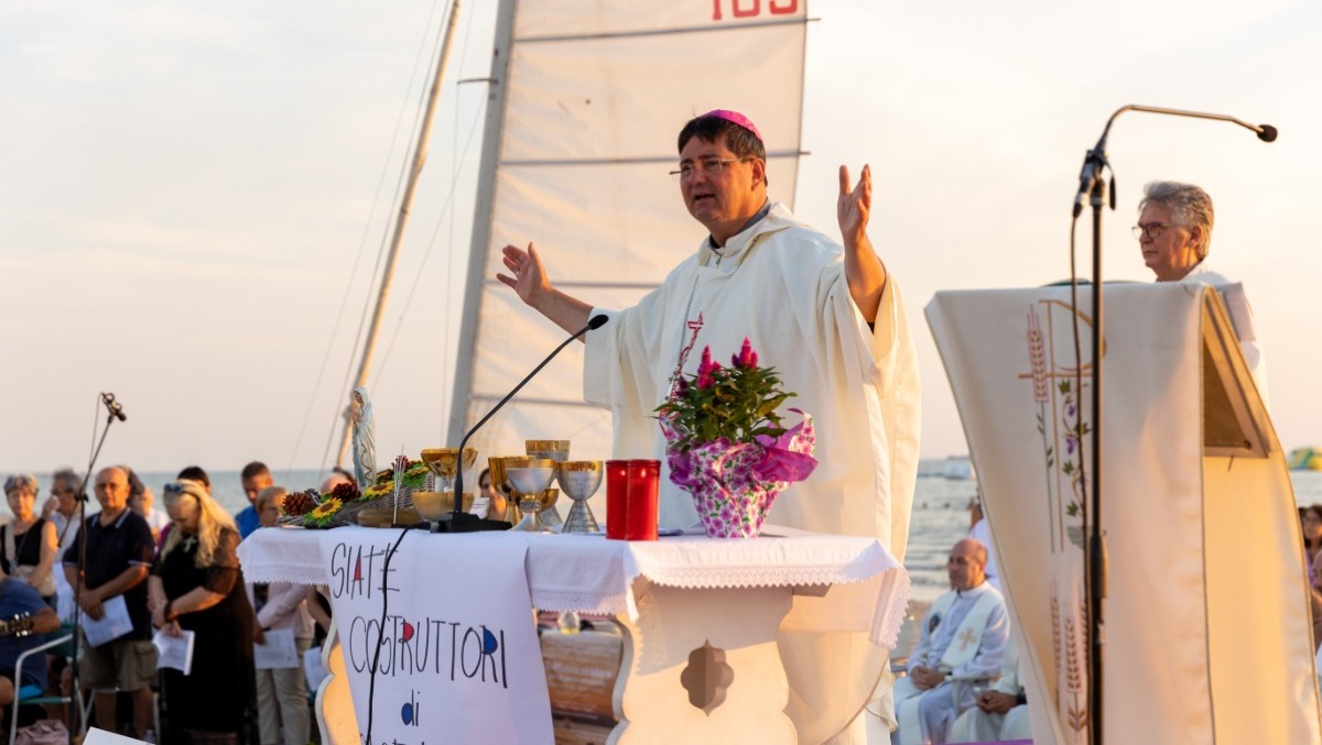 Una messa al tramonto per salutare l'estate: a Rimini la festa del ringraziamento con il vescovo - 