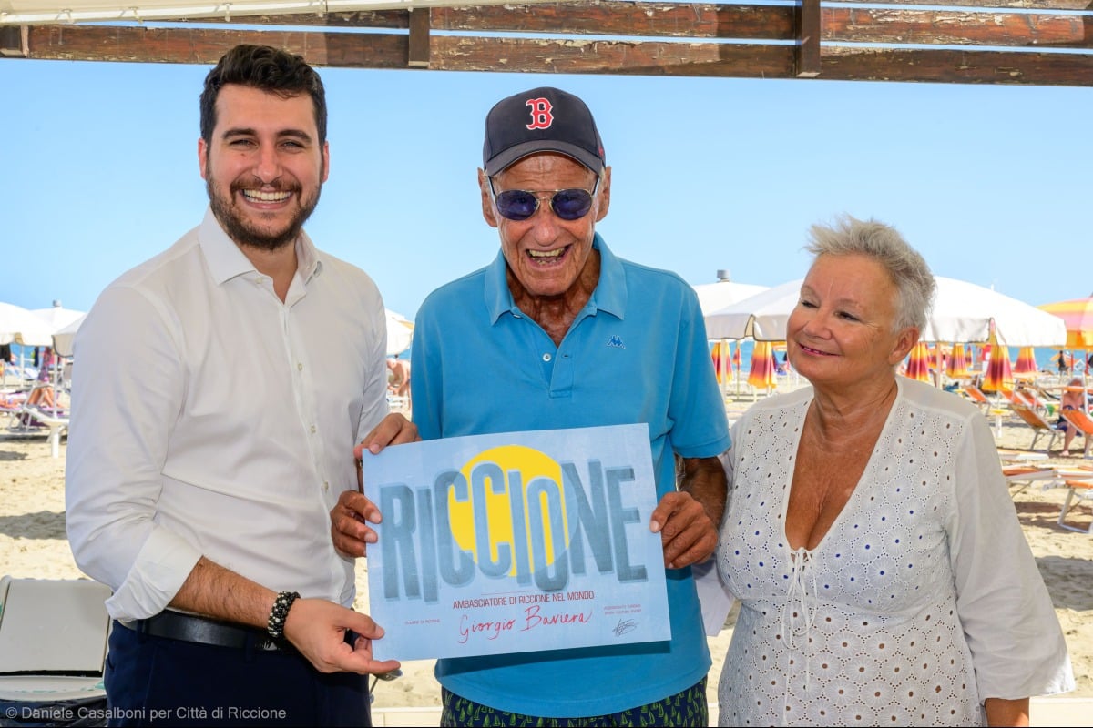 Riccione premia un turista speciale: 56 anni tra mare, amici e passione sportiva - 