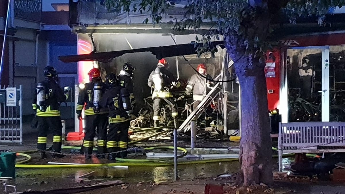 Riccione, incendio devasta noto negozio di biciclette: ingenti danni - I vigili del fuoco in azione