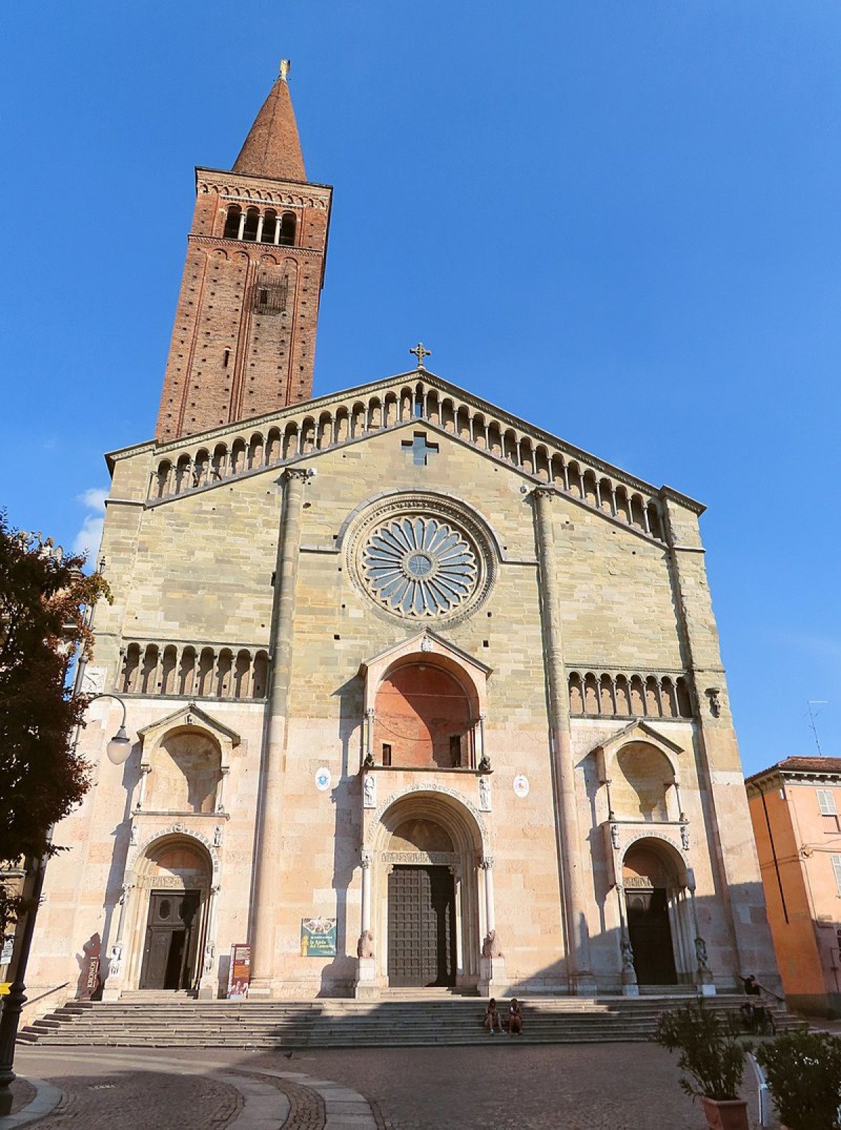 La cattedrale piacentina che sfida i secoli e custodisce un arcano sospeso tra cielo e affreschi - Foto: Parma1983/Wikipedia