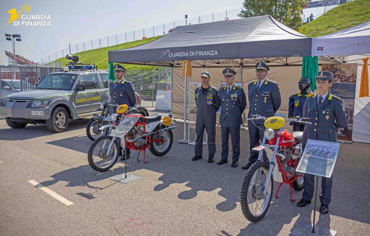 Gran Premio a Misano: la Guardia di Finanza e lo stand tra auto e moto storiche -