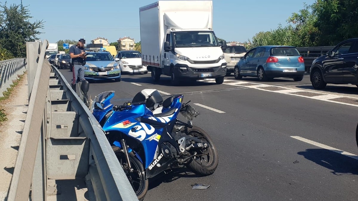 Statale Adriatica: perde il controllo della moto e si scontra con uno scooterista e un'auto - 