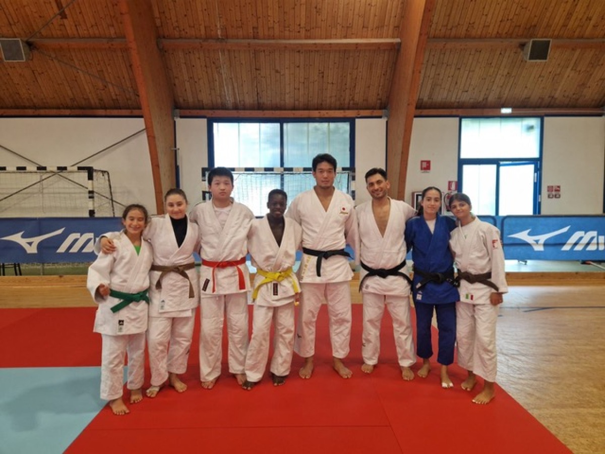 Judo, a Riccione ci si allena con il campione olimpico Haga - il campione olimpico Ryunosuke Haga e gli atleti della Judoka Riccionese, con il Maestro Longo