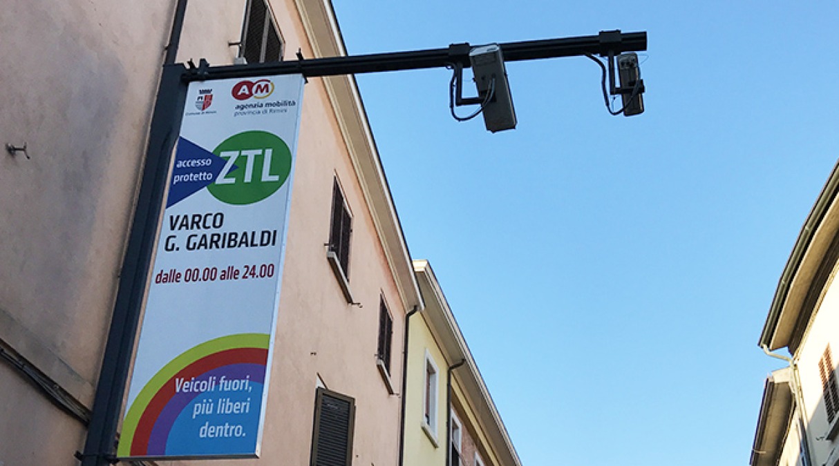 Ztl, dal 1° ottobre scattano le multe: pronti i 13 varchi elettronici - Uno dei varchi di accesso della Ztl