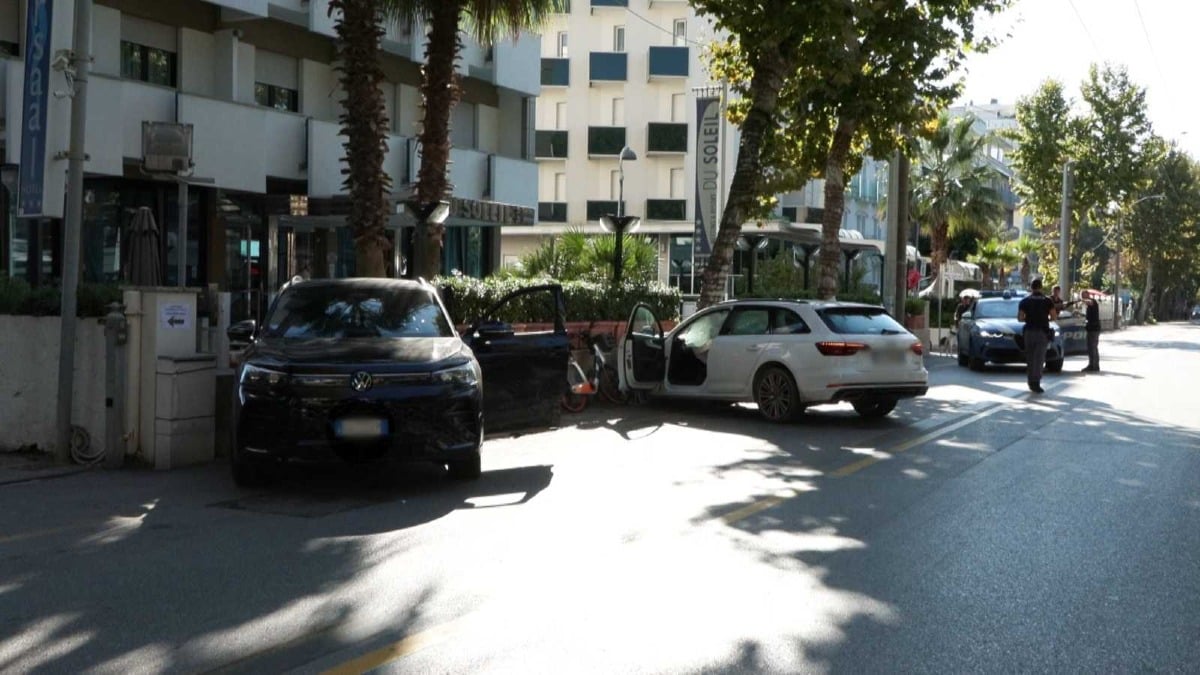 Incidente a Rimini, auto invade la corsia opposta e finisce contro una cancellata: muore 64enne - 