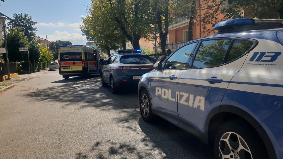 Bellariva: coltello in mano, bloccato dai passanti -