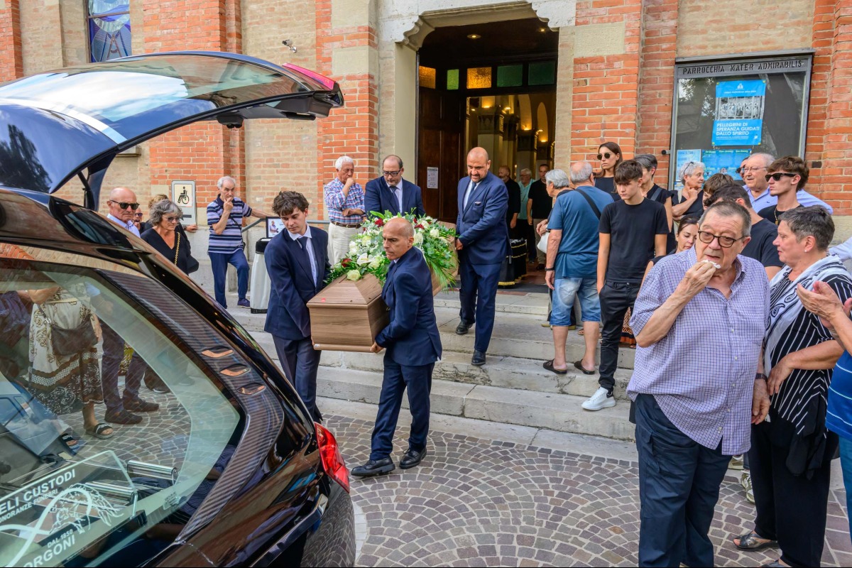 Riccione omaggia Pico Zangheri, in Chiesa anche la sua inseparabile macchina fotografica - PH Casalboni