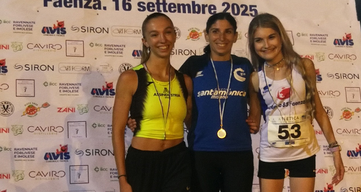 Primato italiano master sui 2000 metri: Elena Borghesi abbatte il record di 8 secondi - Elena Borghesi al centro