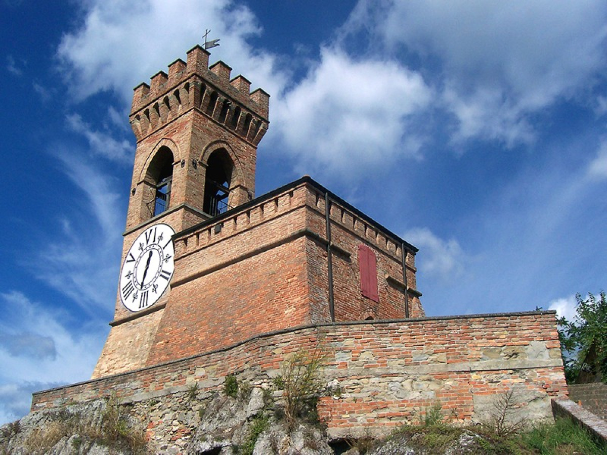 Torre medievale che domina la valle emiliana: il guardiano dei secoli che cela un inganno - Foto: Geobia/Wikipedia
