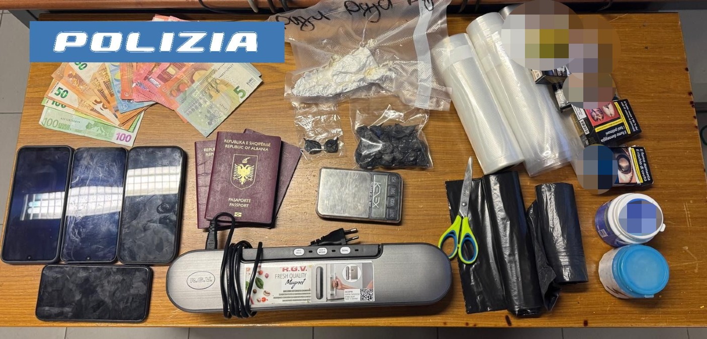 Blitz a Miramare: arriva la Polizia, spacciatori tentano di gettare la droga nel water -