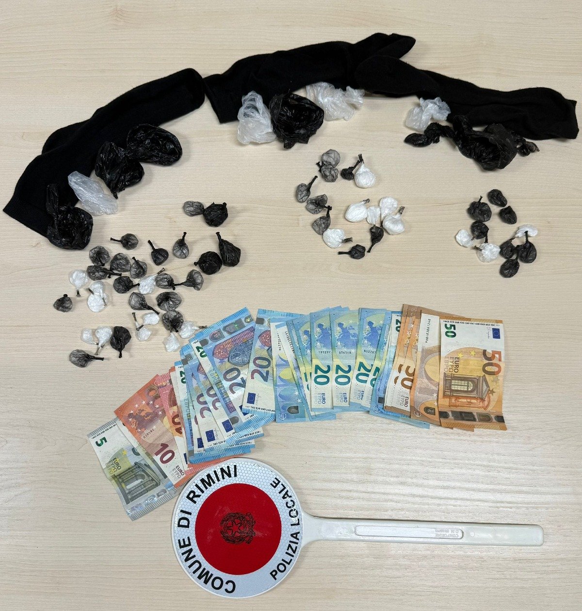 Contromano, alticcio alla guida e droga in un calzino a Miramare: nei guai 30enne - 