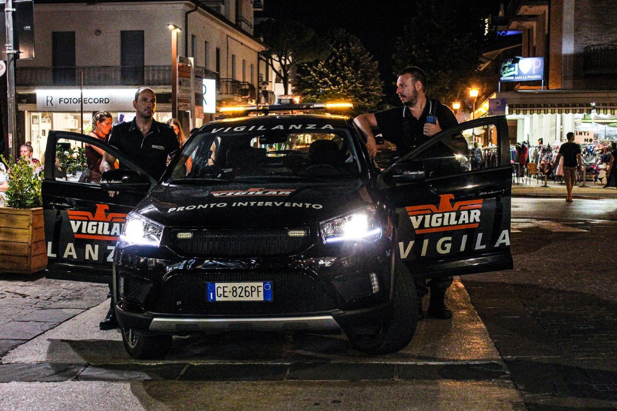 Sicurezza, anche le nuove tecnologie a sostegno del lavoro delle guardie giurate: "2453 allarmi in estate" - Pattuglia guardie giurate di Vigilar