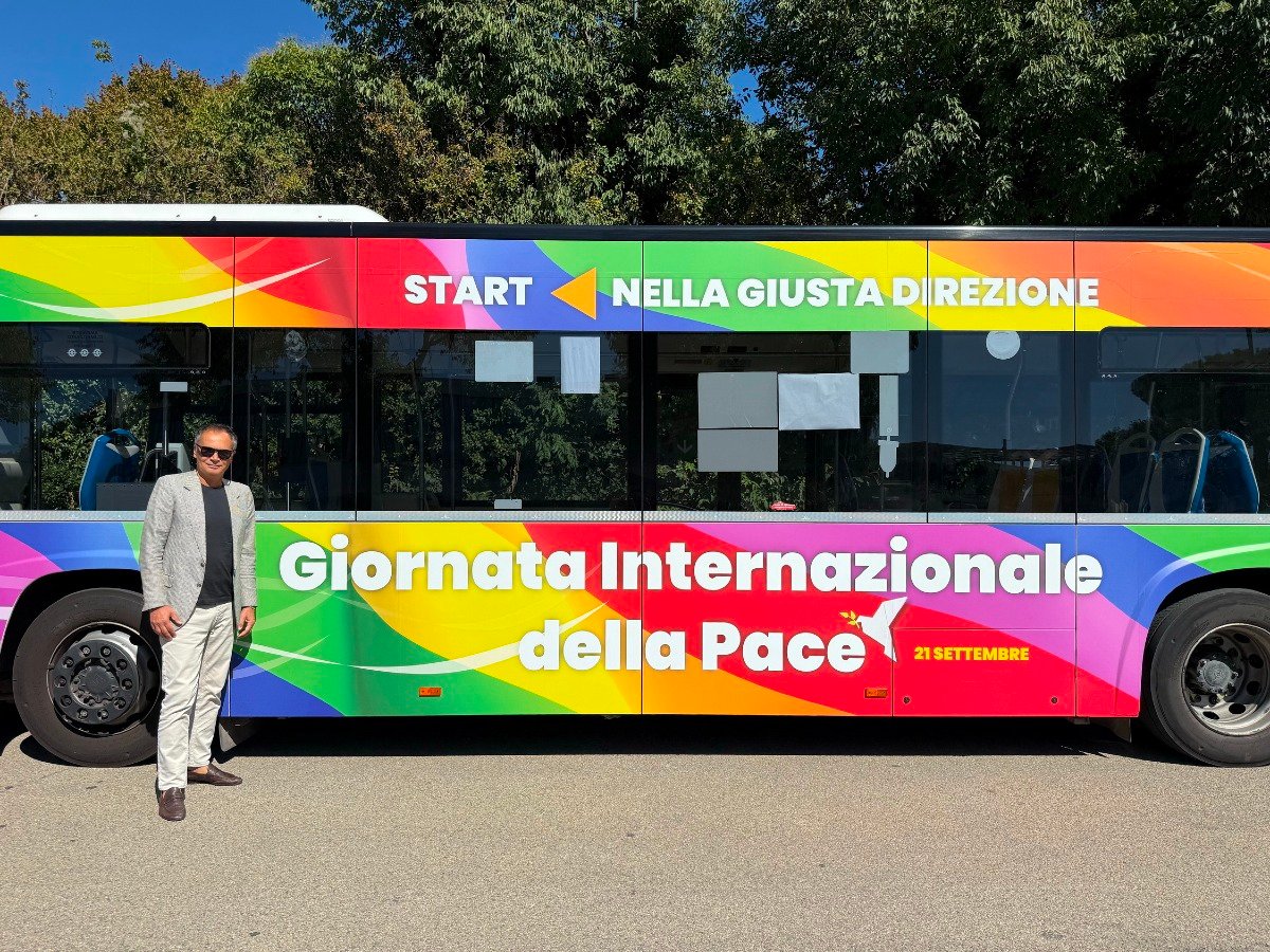 Rimini, Giornata della Pace: i bus della linea 11 si colorano con le tinte dell'arcobaleno -