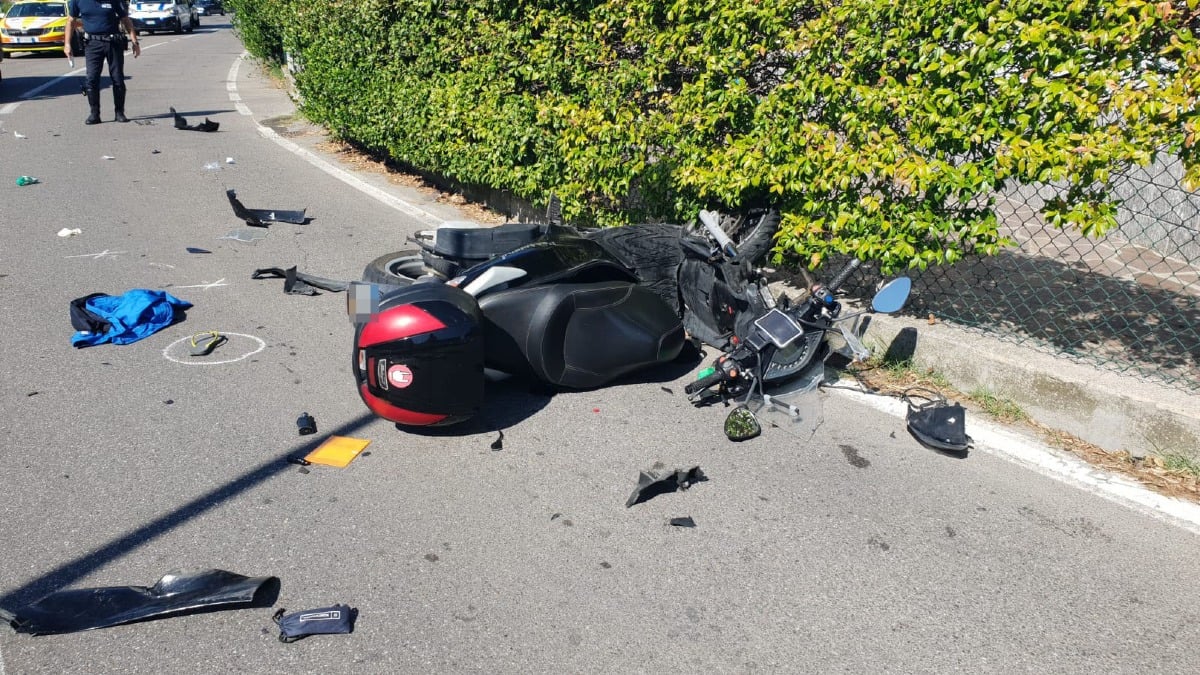 Violento frontale tra centauro 43enne e auto, un passante lo rianima: ma è gravissimo - 