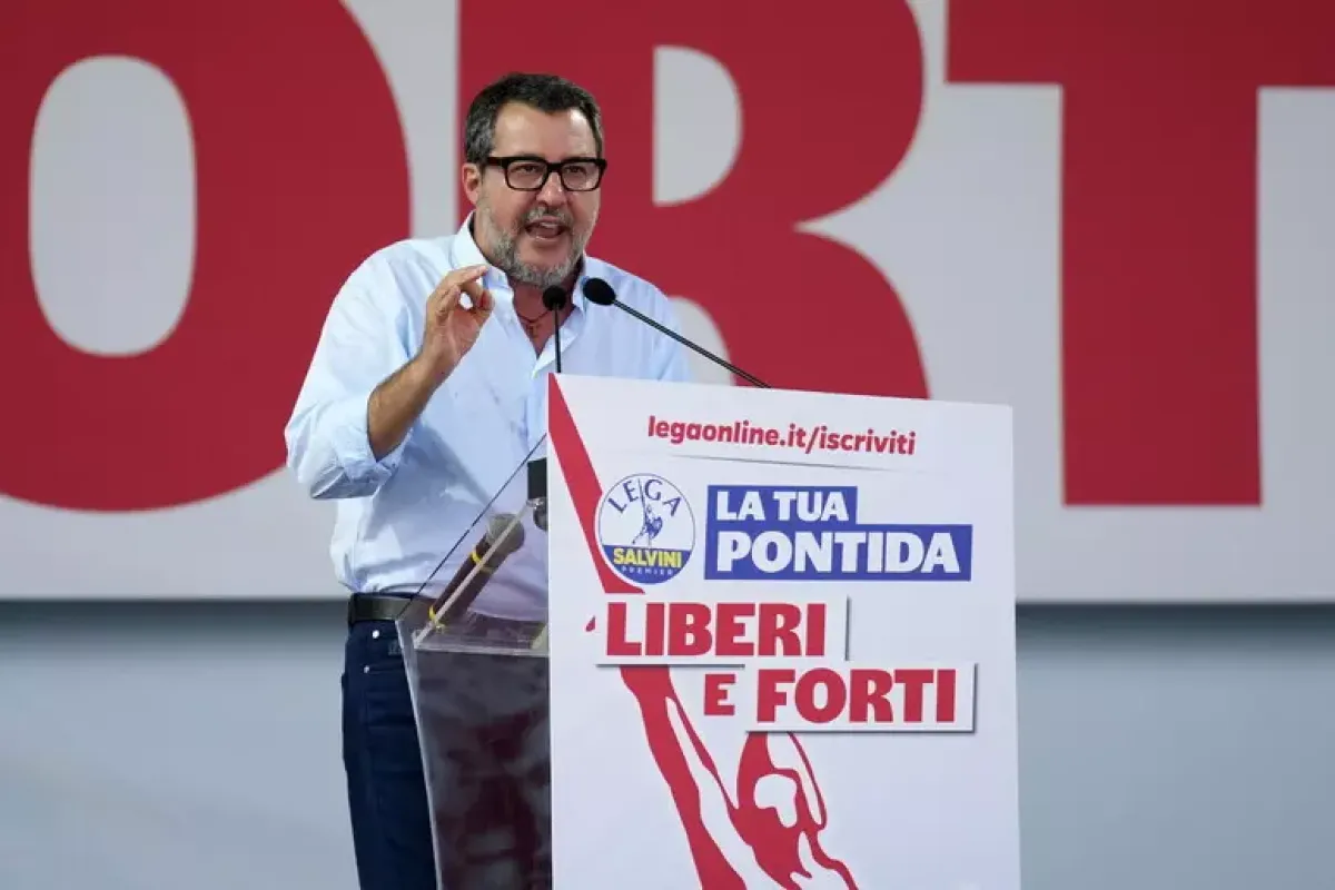Salvini a Pontida: «Mai italiani a combattere in Ucraina». Omaggio del popolo leghista a Charlie Kirk - © Ansa