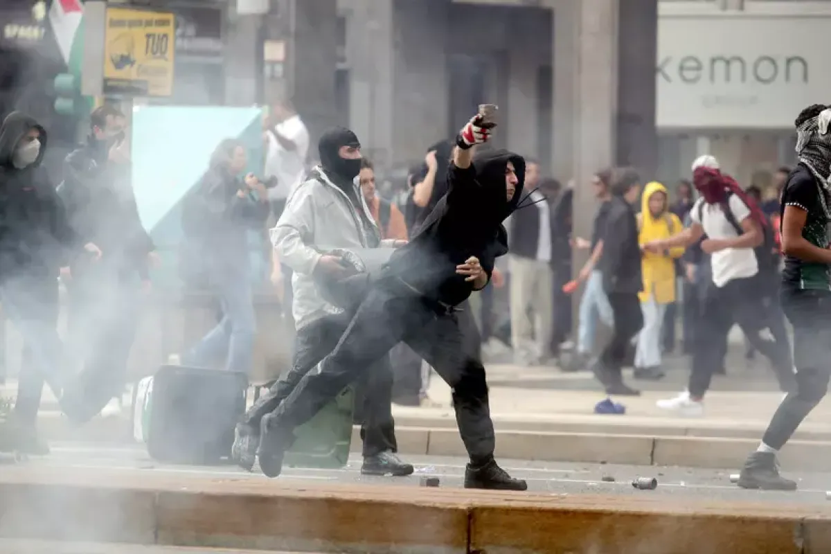 Violenze al corteo per Gaza a Milano, scontri davanti alla stazione - © Ansa Mourad Balti Touati