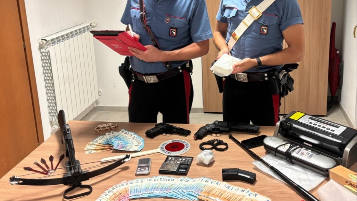 Mezzo chilo di droga, balestra e armi in casa: durante il controllo, aggredisce a morsi i Carabinieri - 
