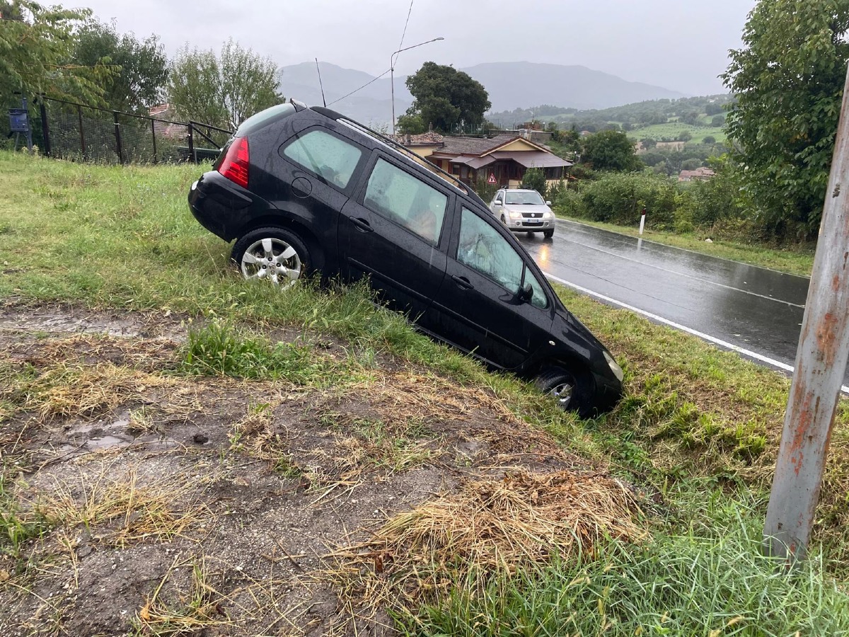 Auto fuori strada a Ca' Francescone di Talamello: illesi conducente e passeggeri - 