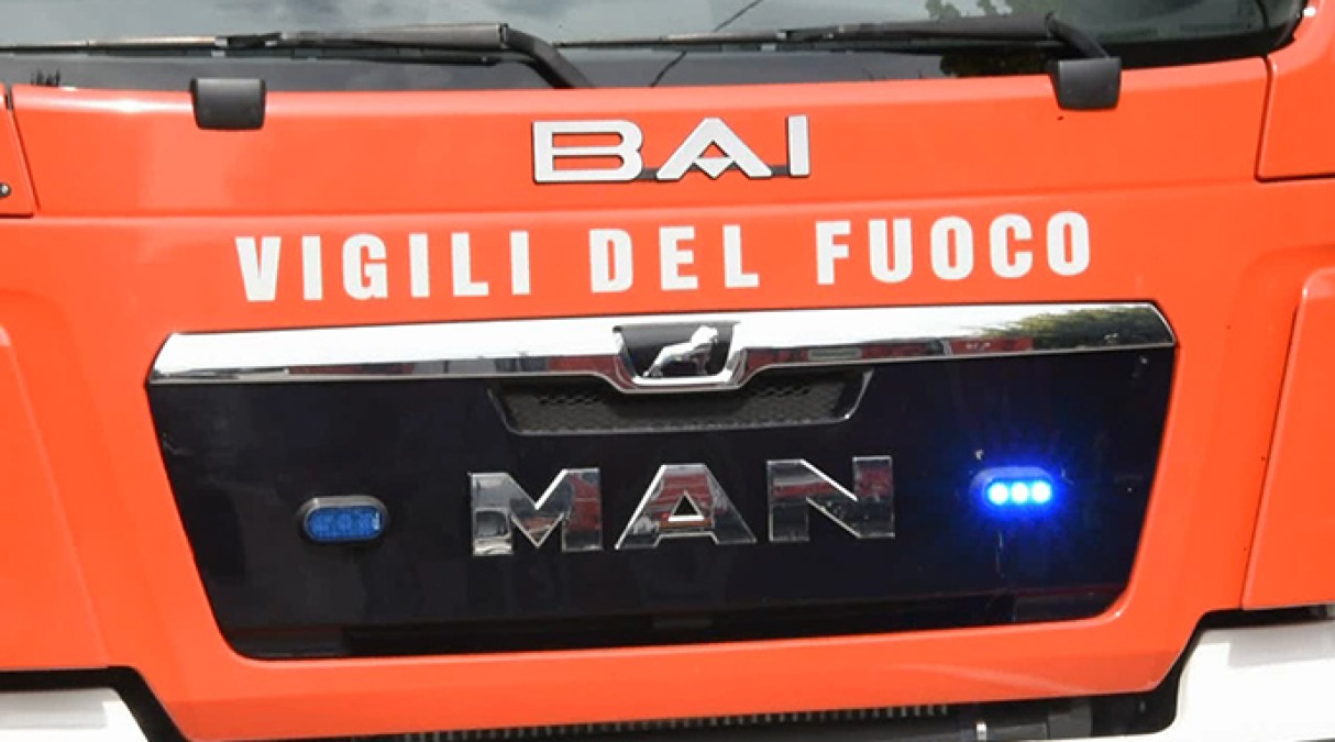 Rimini, un pezzo di cornicione si stacca e cade a terra: pompieri in azione in centro storico - 