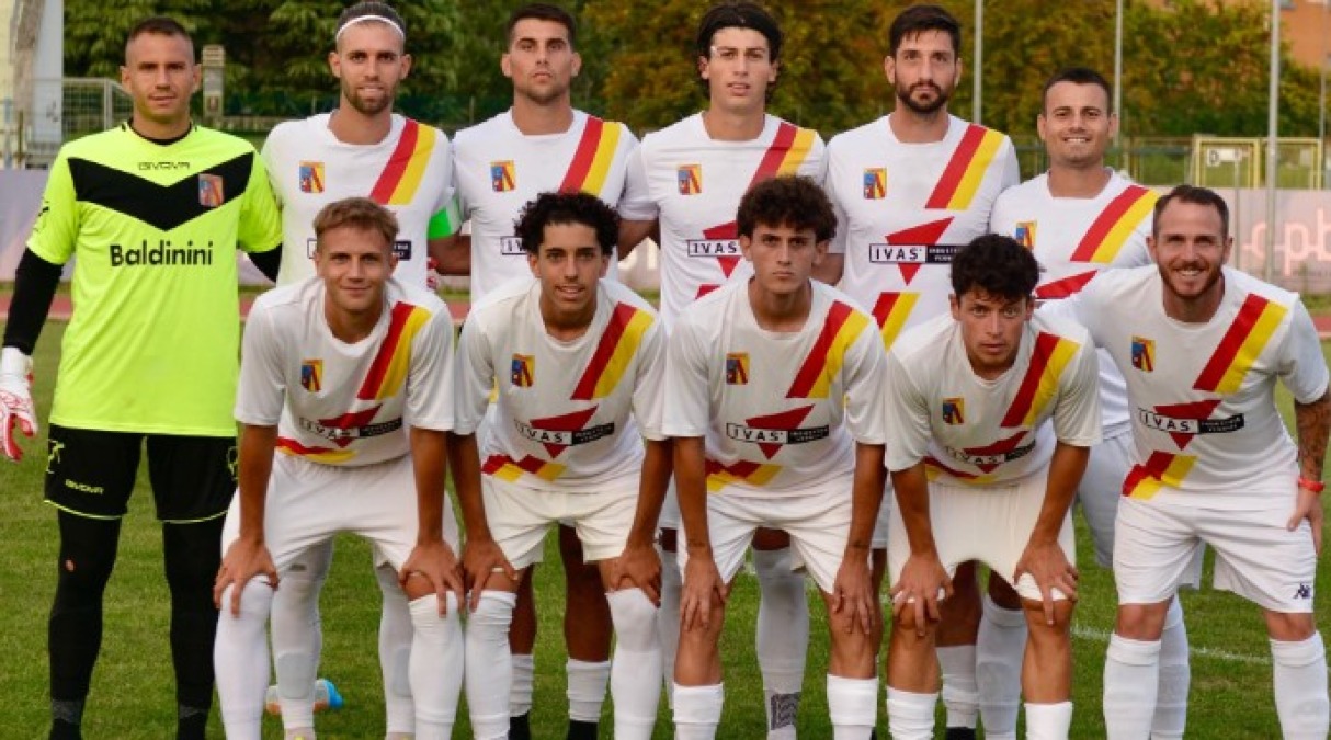 Gli ex Rimini trascinano il Teramo: Sammaurese battuta 3-0, segnano Sereni e Fall - Una formazione della Sammaurese