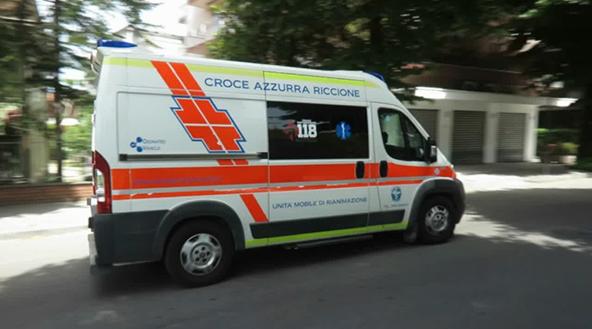 Ambulanza usata come taxi per uno scherzo: L'Ausl Romagna chiede il risarcimento ai tiktoker - 