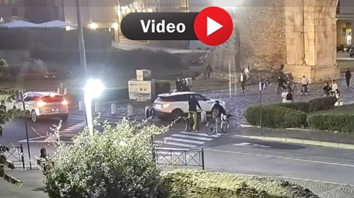 Rimini, si schianta con il Suv contro un pilone dell'Arco d'Augusto: il video - 