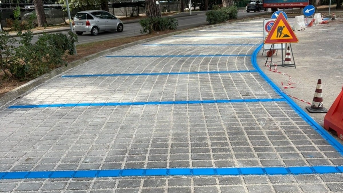 Riccione, prosegue piano di restyling dei marciapiedi - Parcheggio supermercato Abissinia di Riccione