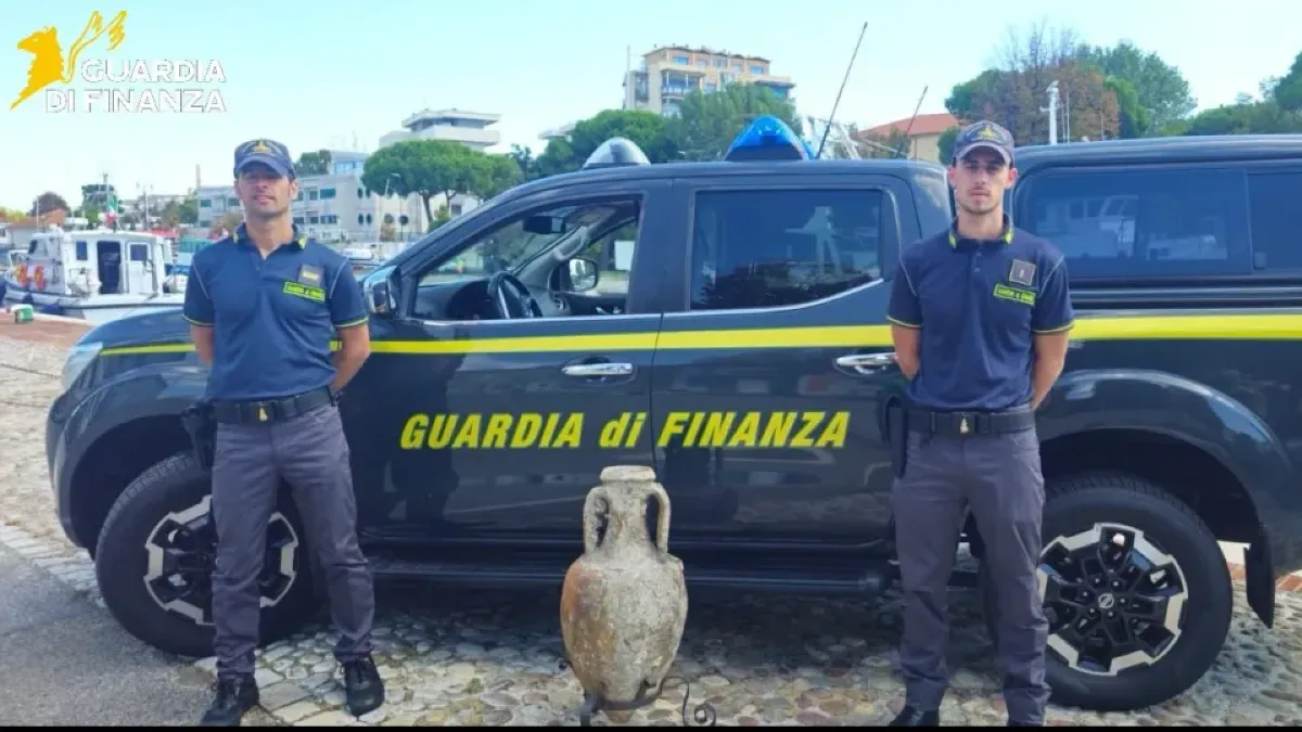 Antica anfora romana in esposizione nel negozio: imprenditore riminese nei guai - L'anfora sequestrata
