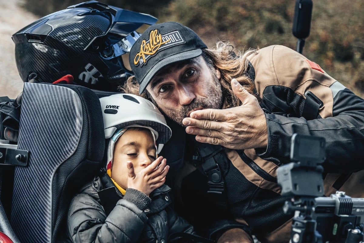 Transitalia Marathon, il coraggio di Davide: 7 anni, una malattia rara, taglia il traguardo in sidecar - 