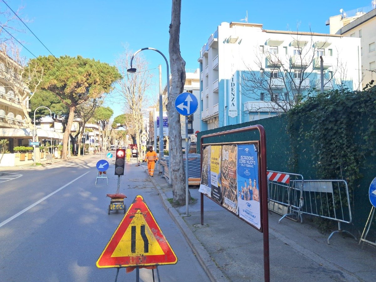 Riccione, viale D'Annunzio: riprendono i lavori di riqualificazione dei marciapiedi - 